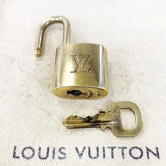 Authentic LOUIS VUITTON LV 10 SET PADLOCK CADENA KEY BAG CHARM GOLD PLATED - Picture 2 of 4